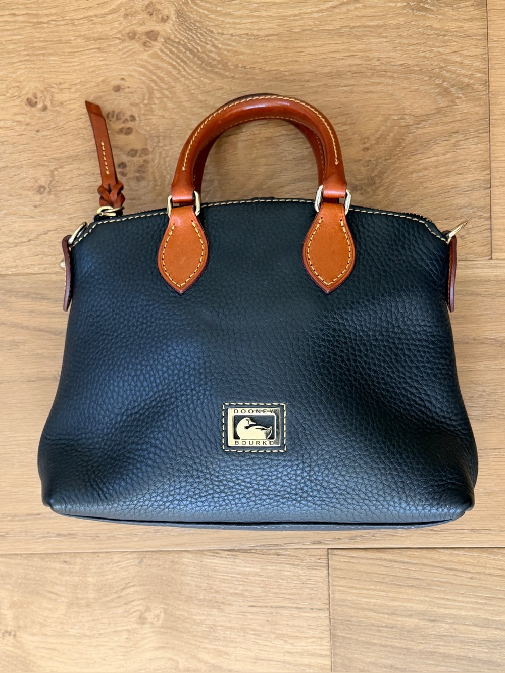 Dooney & Bourke Pebble Grain Leather Zip Satchel Bag Black Tan Classic Preppy